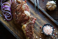 Gebratenes Fleisch mit Zwiebeln, Knoblauch, Gewürzen, frischen Kräutern, rotem Pfeffer und Salz stockbilder Gebratenes Fleisch mit Zwiebeln, Knoblauch, Gewürzen, frischen Kräutern, rotem Pfeffer und Salz stockbilder