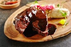 Gebratenes Hammelfleisch auf rustikalem hölzernem Hintergrund stockbild Gebratenes Hammelfleisch auf rustikalem hölzernem Hintergrund stockbild