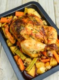 Gebratenes Huhn mit Kräutern und Wurzelgemüse Gebratenes Huhn mit Kräutern und Wurzelgemüse