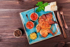 Gebratenes Huhn oder Truthahn mit Gewürzen, Zitrone, Tomatensauce, Basilikum und Pittabrot auf Platte auf dunklem hölzernem Hinte Lizenzfreie Stockfotos Gebratenes Huhn oder Truthahn mit Gewürzen, Zitrone, Tomatensauce, Basilikum und Pittabrot auf Platte auf dunklem hölzernem Hinte Lizenzfreie Stockfotos