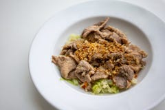 Gebratenes Schweinefleisch mit knusprigem Knoblauch, Pfeffer und Gemüse auf weißem Cer Lizenzfreies Stockbild Gebratenes Schweinefleisch mit knusprigem Knoblauch, Pfeffer und Gemüse auf weißem Cer Lizenzfreies Stockbild
