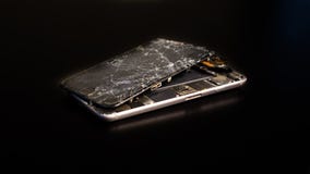 Gebroken telefoon op zwarte achtergrond stock foto Gebroken telefoon op zwarte achtergrond stock foto