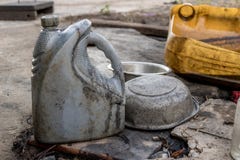 Gebruikt Gray Diesel Oil Bottle zonder Etiket - Vuile Vettige Aluminiumkom op Oude Concrete Grond royalty-vrije stock foto Gebruikt Gray Diesel Oil Bottle zonder Etiket - Vuile Vettige Aluminiumkom op Oude Concrete Grond royalty-vrije stock foto