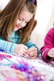 Geburtstag: Nettes Mädchen, das Geburtstags-Handwerk tut lizenzfreies stockbild Geburtstag: Nettes Mädchen, das Geburtstags-Handwerk tut lizenzfreies stockbild