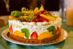 Geburtstags-Kuchen voll der frischen Creme und der Frucht lizenzfreie stockbilder Geburtstags-Kuchen voll der frischen Creme und der Frucht lizenzfreie stockbilder