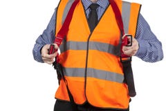 Gebäude-Feldmesser in der orange Sichtweste, die auf Sicherheitsgurt sich setzt lizenzfreie stockfotografie Gebäude-Feldmesser in der orange Sichtweste, die auf Sicherheitsgurt sich setzt lizenzfreie stockfotografie