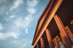Gebäude mit Spalten lizenzfreie stockfotos Gebäude mit Spalten lizenzfreie stockfotos