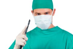 Geconcentreerde chirurg die een scalpel houdt stock afbeeldingen Geconcentreerde chirurg die een scalpel houdt stock afbeeldingen