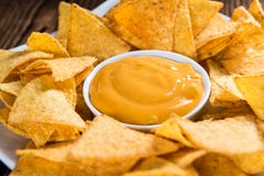 Gedeelte van Nachos (met Kaasonderdompeling) royalty-vrije stock foto Gedeelte van Nachos (met Kaasonderdompeling) royalty-vrije stock foto