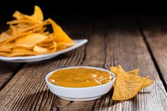 Gedeelte van Nachos (met Kaasonderdompeling) royalty-vrije stock afbeeldingen Gedeelte van Nachos (met Kaasonderdompeling) royalty-vrije stock afbeeldingen