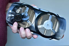 Gedemonteerde gebroken videokaart van een personal computer en een de mensenholding van het schroevedraaierclose-up stock foto's Gedemonteerde gebroken videokaart van een personal computer en een de mensenholding van het schroevedraaierclose-up stock foto's