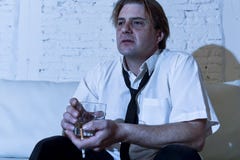 Gedeprimeerde alcoholische zakenman met losse verspild en gedronken stropdas het drinken whisky royalty-vrije stock afbeeldingen Gedeprimeerde alcoholische zakenman met losse verspild en gedronken stropdas het drinken whisky royalty-vrije stock afbeeldingen