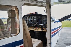 Gedetailleerde mening van Cessna 172 Skyhawk 2 vliegtuig binnenlandse status op een baan stock afbeeldingen Gedetailleerde mening van Cessna 172 Skyhawk 2 vliegtuig binnenlandse status op een baan stock afbeeldingen