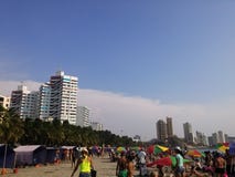 Gedrängter Strand von EL Rodadero voll von den Touristen und von den Leuten auf Ferien lizenzfreie stockfotografie Gedrängter Strand von EL Rodadero voll von den Touristen und von den Leuten auf Ferien lizenzfreie stockfotografie