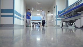 Geduldiger Transport in der Halle des Krankenhauses stock video footage Geduldiger Transport in der Halle des Krankenhauses stock video footage