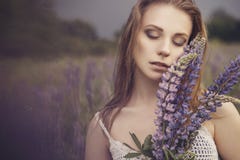 Geeignete dünne zerbrechliche Frau des schönen Brunette mit klarer fehlerloser SK lizenzfreies stockfoto Geeignete dünne zerbrechliche Frau des schönen Brunette mit klarer fehlerloser SK lizenzfreies stockfoto