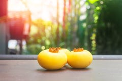 Geel die fruit op een houten lijst wordt geplaatst royalty-vrije stock fotografie Geel die fruit op een houten lijst wordt geplaatst royalty-vrije stock fotografie