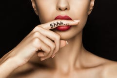 Geerntete Ansicht der verlockenden Frau mit den roten Lippen, die shh Symbol zeigen lizenzfreie stockbilder Geerntete Ansicht der verlockenden Frau mit den roten Lippen, die shh Symbol zeigen lizenzfreie stockbilder