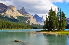 Geesteiland, Maligne-Meer, Rocky Mountains, Canada stock fotografie Geesteiland, Maligne-Meer, Rocky Mountains, Canada stock fotografie