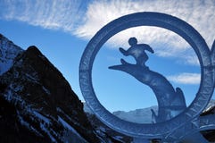 Gefrieren Sie das magische Festivaleis, das Eishockey bei Lake Louise in baff Nationalpark, Alberta, Kanada darstellend schnitzt lizenzfreie stockfotos Gefrieren Sie das magische Festivaleis, das Eishockey bei Lake Louise in baff Nationalpark, Alberta, Kanada darstellend schnitzt lizenzfreie stockfotos