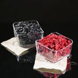 Gefrorene Himbeer- und Blaubeerbeeren in den Glasschüsseln stockfotografie Gefrorene Himbeer- und Blaubeerbeeren in den Glasschüsseln stockfotografie