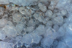 Gefrorene Wassertropfen mit vielen Luftblasen innerhalb der Nahaufnahme Blase stellte Eismakrophotographie dar stockfotografie Gefrorene Wassertropfen mit vielen Luftblasen innerhalb der Nahaufnahme Blase stellte Eismakrophotographie dar stockfotografie