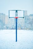 Gefrorener Basketballkorb im Freien im Winterschnee stockfoto Gefrorener Basketballkorb im Freien im Winterschnee stockfoto