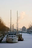 Gefrorener Hafen mit Lieferungen im Winter am Sonnenuntergang lizenzfreie stockfotografie Gefrorener Hafen mit Lieferungen im Winter am Sonnenuntergang lizenzfreie stockfotografie
