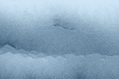 Gefrorenes Fenster, Wasser und Eis auf einem Fenster im Winter lizenzfreie stockbilder Gefrorenes Fenster, Wasser und Eis auf einem Fenster im Winter lizenzfreie stockbilder