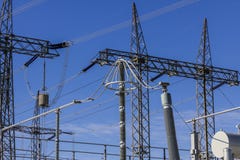 Gefährliche Hochspannungsnebenstelle der elektrischen Leistung III lizenzfreies stockbild Gefährliche Hochspannungsnebenstelle der elektrischen Leistung III lizenzfreies stockbild