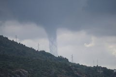 Gefährliche Wasserhose hinter dem Hügel in Kroatien lizenzfreie stockbilder Gefährliche Wasserhose hinter dem Hügel in Kroatien lizenzfreie stockbilder