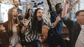 gefühl Multiethnische Fans feiern das Gewinnen Zeitlupe der Konfettis 4K Aufpassendes Spiel des leidenschaftlichen Anhängerrufs i stockfoto gefühl Multiethnische Fans feiern das Gewinnen Zeitlupe der Konfettis 4K Aufpassendes Spiel des leidenschaftlichen Anhängerrufs i stockfoto