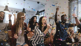 gefühl Multiethnische Fans feiern das Gewinnen Zeitlupe der Konfettis 4K Aufpassendes Spiel des leidenschaftlichen Anhängerrufs i lizenzfreies stockbild gefühl Multiethnische Fans feiern das Gewinnen Zeitlupe der Konfettis 4K Aufpassendes Spiel des leidenschaftlichen Anhängerrufs i lizenzfreies stockbild