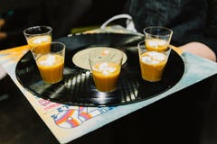 Geführter Aperitif der Suppe an einem Ereignis lizenzfreies stockbild Geführter Aperitif der Suppe an einem Ereignis lizenzfreies stockbild