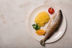Gegrillte ganze Forelle, Kartoffel, Zitrone und Knoblauch, Abschluss oben lizenzfreie stockbilder Gegrillte ganze Forelle, Kartoffel, Zitrone und Knoblauch, Abschluss oben lizenzfreie stockbilder