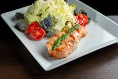Gegrillte Lachse mit dem Pesto und Salat besprüht mit Käse lizenzfreie stockfotos Gegrillte Lachse mit dem Pesto und Salat besprüht mit Käse lizenzfreie stockfotos