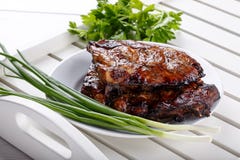 Gegrillte Schweinefleischrippen Fleisch bbq-Rippen auf wei?em Beh?lter lizenzfreies stockfoto Gegrillte Schweinefleischrippen Fleisch bbq-Rippen auf wei?em Beh?lter lizenzfreies stockfoto