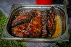 Gegrillte Schweinsrippchen in der Wanne lizenzfreie stockbilder Gegrillte Schweinsrippchen in der Wanne lizenzfreie stockbilder
