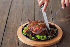 Gegrillter Entenschenkelausschnitt mit Tischbesteck auf Holz stockfotografie Gegrillter Entenschenkelausschnitt mit Tischbesteck auf Holz stockfotografie
