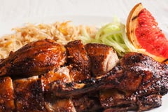 Gegrilltes Huhn mit Frischgemüsenahaufnahme stockbilder Gegrilltes Huhn mit Frischgemüsenahaufnahme stockbilder
