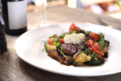 Gegrilltes Steak der Mittelrippe vom Rind mit Kr?uterbutter und gegrilltem Gem?se diente auf einer wei?en Platte stockfotos Gegrilltes Steak der Mittelrippe vom Rind mit Kr?uterbutter und gegrilltem Gem?se diente auf einer wei?en Platte stockfotos
