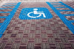 Gehandicapten die teken voor autoparkeren parkeren stock fotografie Gehandicapten die teken voor autoparkeren parkeren stock fotografie