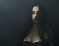 Geheimzinnig portret van een meisje in donkere mist royalty-vrije stock foto's Geheimzinnig portret van een meisje in donkere mist royalty-vrije stock foto's