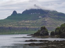Geheimzinnige mening over mooie koning en koninginhornbjarg klippen in het westenfjorden, ver natuurreservaat Hornstrandir in IJs royalty-vrije stock afbeeldingen Geheimzinnige mening over mooie koning en koninginhornbjarg klippen in het westenfjorden, ver natuurreservaat Hornstrandir in IJs royalty-vrije stock afbeeldingen