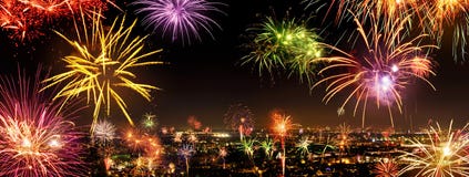 Gehele stad die het Nieuwjaar met vuurwerk vieren royalty-vrije stock afbeeldingen Gehele stad die het Nieuwjaar met vuurwerk vieren royalty-vrije stock afbeeldingen