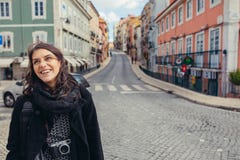 Gehende Straßen der enthusiastischen Reisendfrau von europäischer Hauptstadt Tourist in Lissabon, Portugal lizenzfreie stockbilder Gehende Straßen der enthusiastischen Reisendfrau von europäischer Hauptstadt Tourist in Lissabon, Portugal lizenzfreie stockbilder