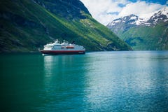 Geiranger fjord, czerwiec 15,2012: rejsu prom Hurtigruten ?egluje wzd?u? Geirangerfjord Wycieczka opisywa? jako obraz royalty free Geiranger fjord, czerwiec 15,2012: rejsu prom Hurtigruten ?egluje wzd?u? Geirangerfjord Wycieczka opisywa? jako obraz royalty free
