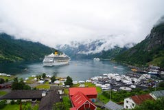 Geiranger, Νορβηγία - 25 Ιανουαρίου 2010: σκάφος στο νορβηγικό φιορδ στο νεφελώδη ουρανό Υπερωκεάνειο στο του χωριού λιμάνι Προορ στοκ εικόνες Geiranger, Νορβηγία - 25 Ιανουαρίου 2010: σκάφος στο νορβηγικό φιορδ στο νεφελώδη ουρανό Υπερωκεάνειο στο του χωριού λιμάνι Προορ στοκ εικόνες
