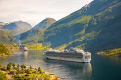 Geirangerfjord Norge - 26 06 2018: Kryssningskepp på den Geiranger fjorden i sommar, Norge royaltyfria foton Geirangerfjord Norge - 26 06 2018: Kryssningskepp på den Geiranger fjorden i sommar, Norge royaltyfria foton