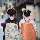 Geishas en sus partes posteriores imágenes de archivo libres de regalías Geishas en sus partes posteriores imágenes de archivo libres de regalías